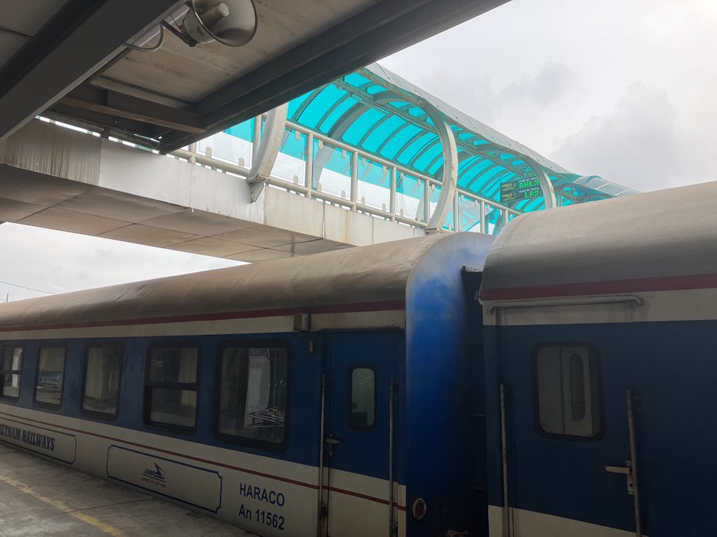 ハノイ駅のホームに停車するベトナム国鉄の列車