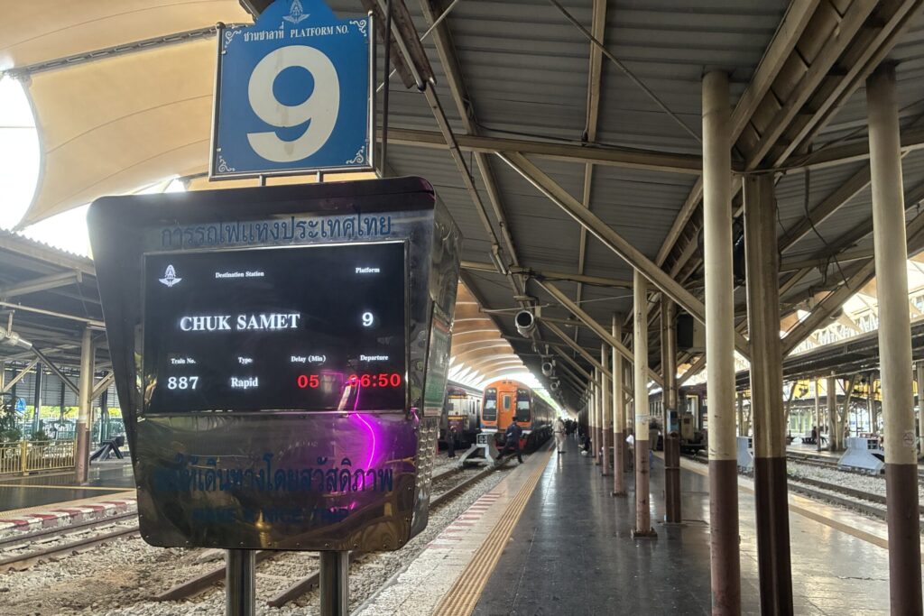 フアランポーン駅の発車案内に表示された快速887号