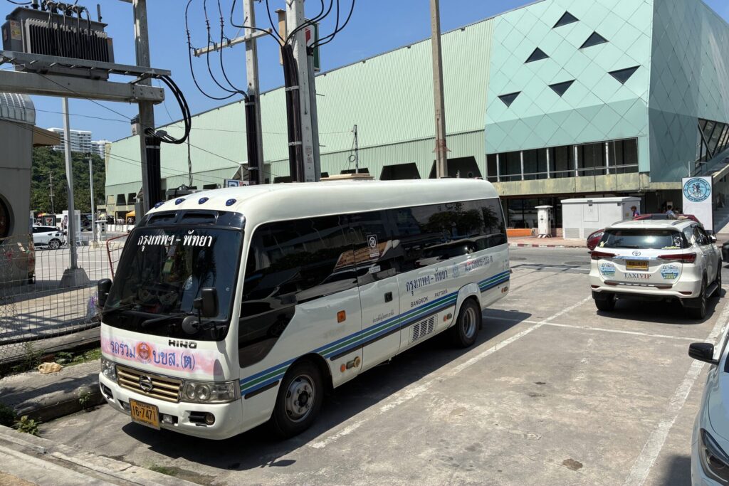 バリハイ埠頭からバンコク方面へ向かうT Tourのロットゥー車両