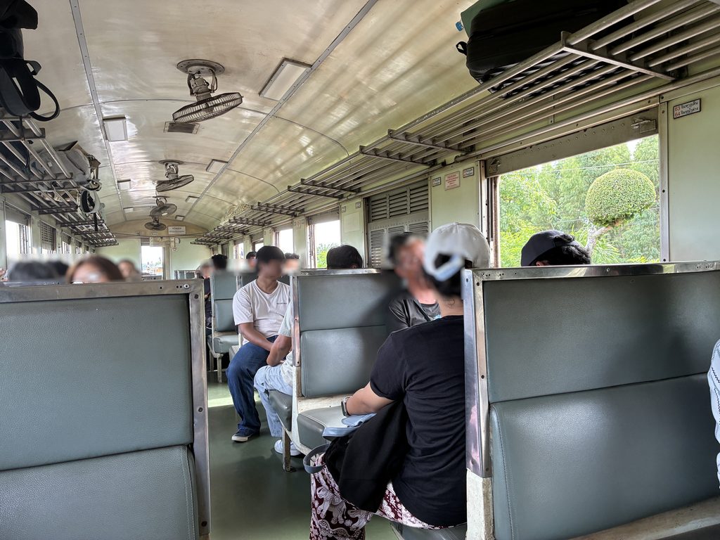 パタヤ発バンコク行き普通列車の3等車内と座席