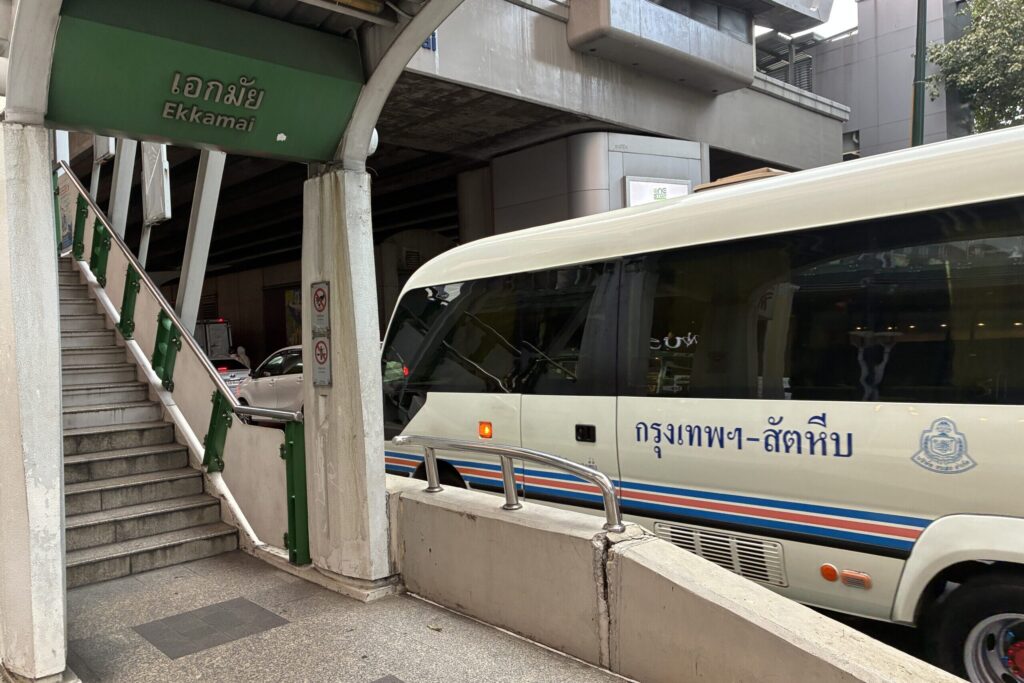 バンコクのBTSエカマイ駅付近に停車するT Tourのロットゥー
