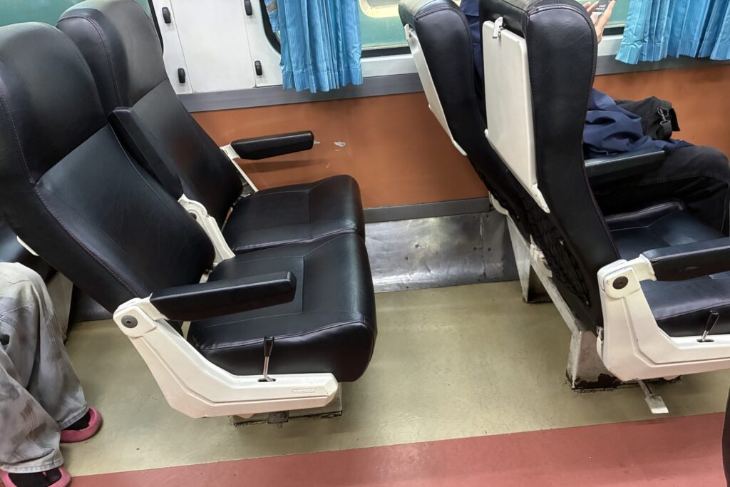 週末快速列車の2等指定席とリクライニングシート