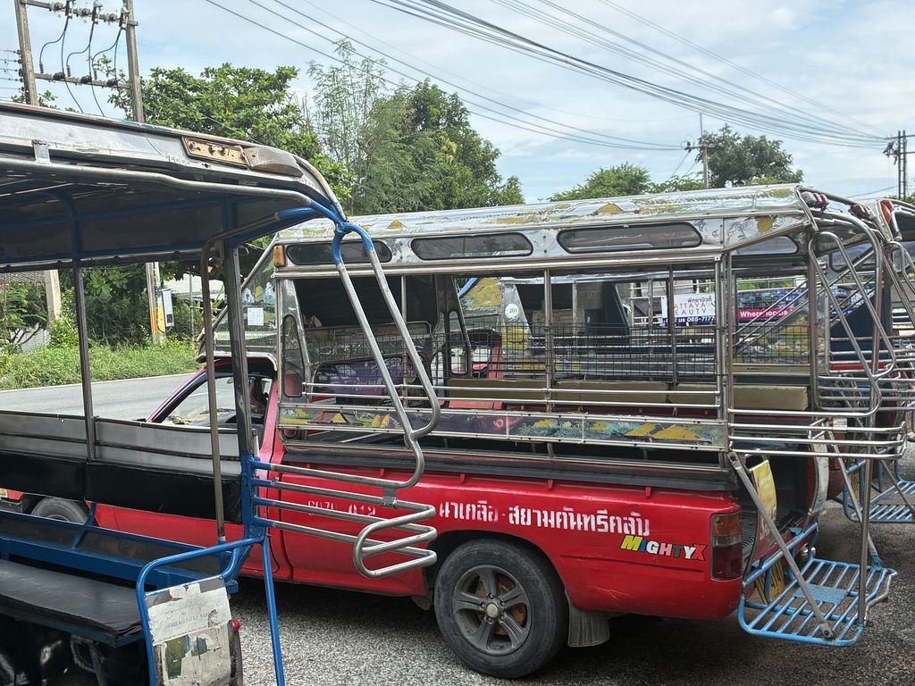 パタヤ駅前で列車の到着を待つ乗り合いソンテウ