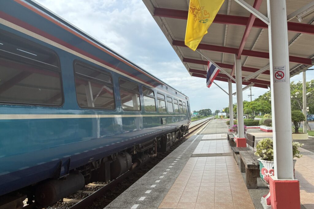 バンコクーパタヤ間を走る車両とパタヤ駅ホーム