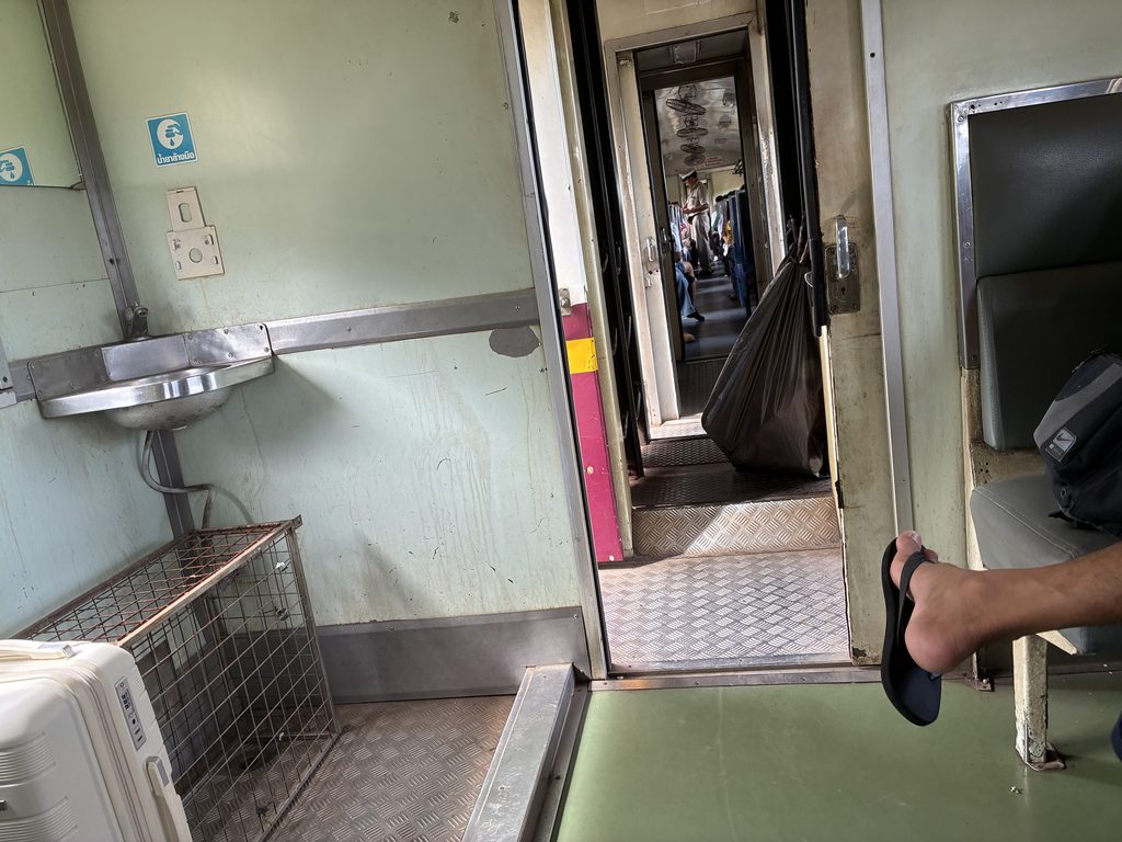 タイ国鉄普通列車の車内通路