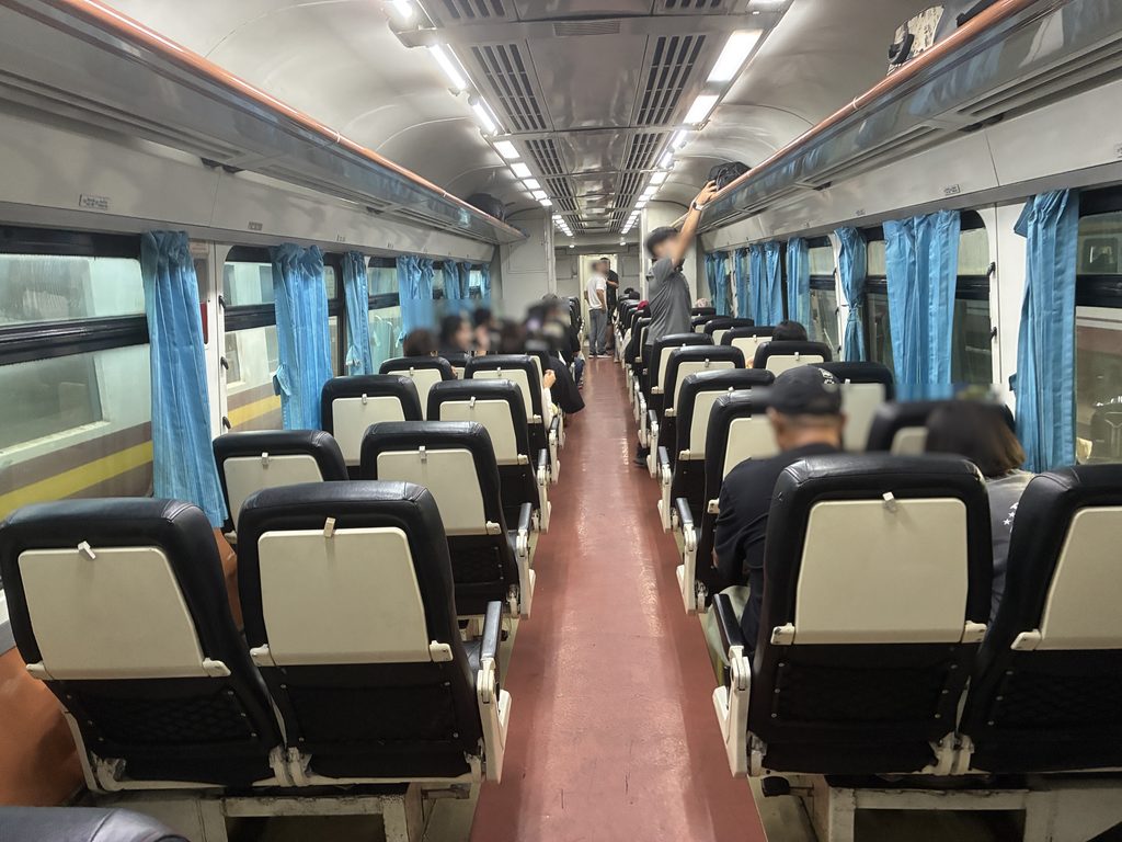 パタヤ行き週末快速列車の2等エアコン車内