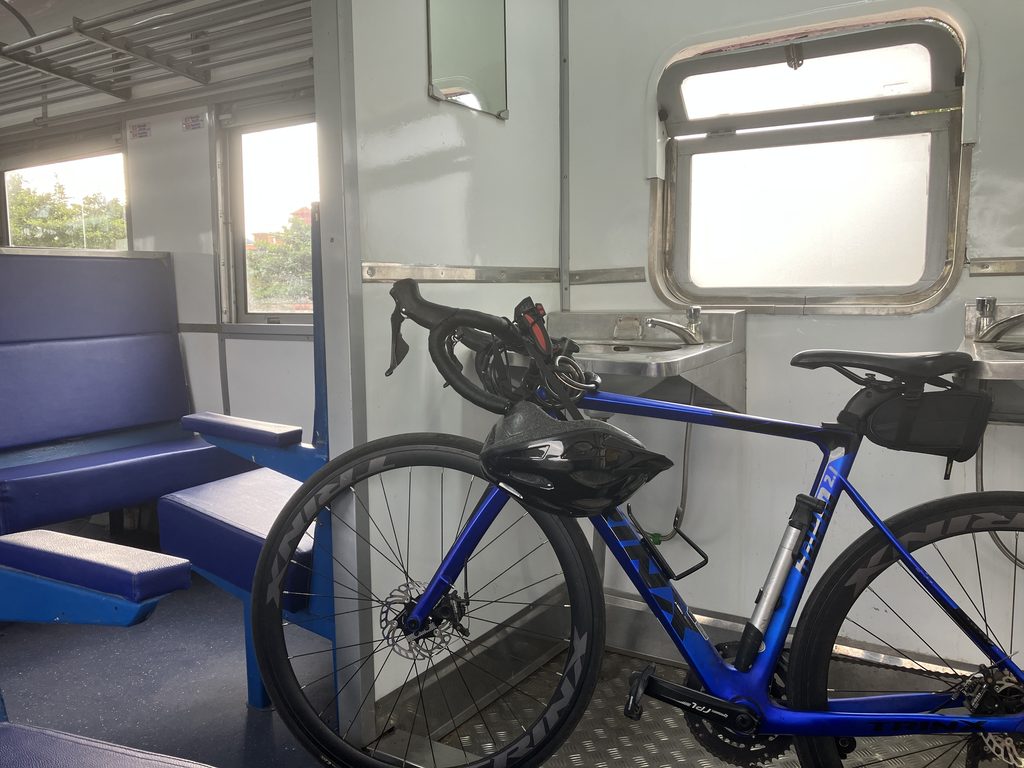 タイ国鉄の普通列車に積み込んだ自転車